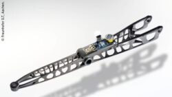 Image: The transverse link with imprinted force sensor measures the stresses acting in the application at any time; Copyright: Fraunhofer ILT, Aachen.