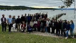 Image: Group photo of the 4C community on the lakeshore; Copyright: Janina Datz (LNM, TUM)