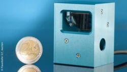 Image: The developed mini scanner and a two Euro coin for size comparison; Copyright: Fraunhofer ILT, Aachen 